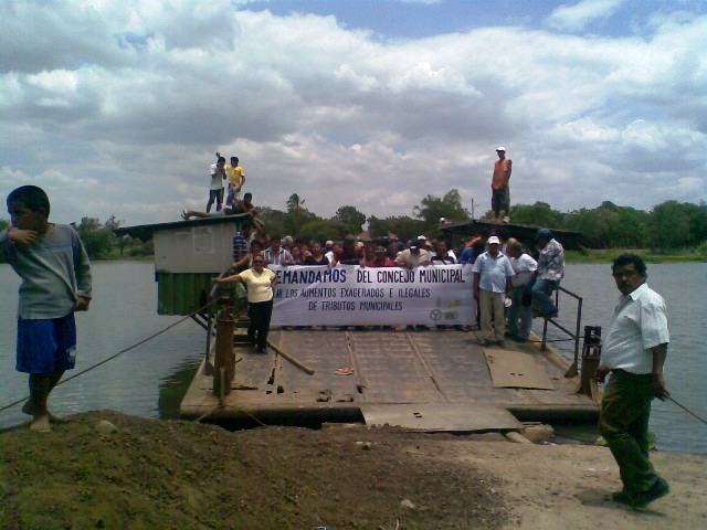 El pueblo se quedo en la barca, inutil por que alcalde mando cortar cable